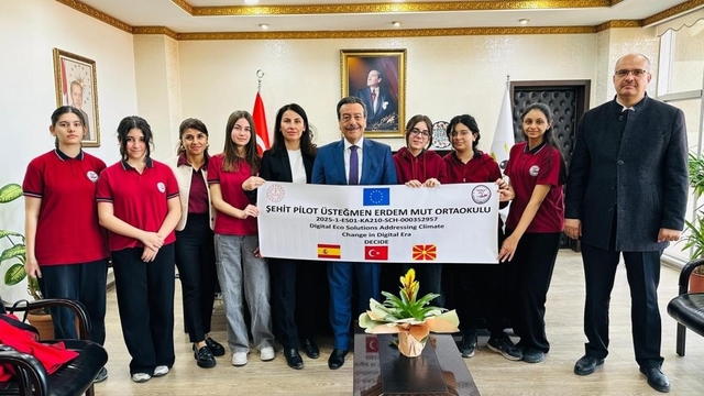 Burhaniye'de öğrenci proje ekibi Kaymakam Atilla'yı ziyaret etti