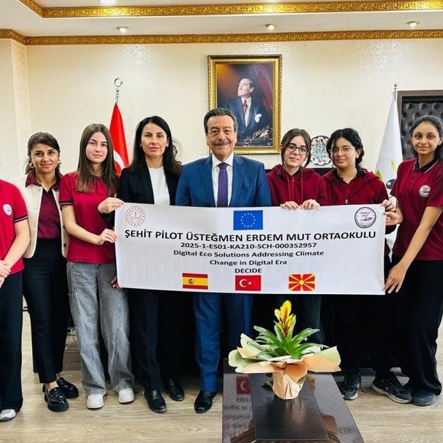 Burhaniye'de öğrenci proje ekibi Kaymakam Atilla'yı ziyaret etti