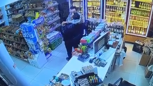 Alkollü iş yeri sahibinin tartıştığı müşteriyi öldürdüğü anlar kamerada