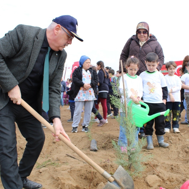 İzmir'de yangından etkilenen bölgelerde fidan dikimi yapıldı