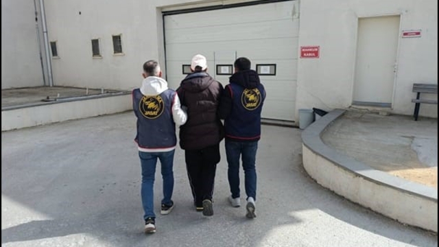 21 yıl hapis cezası bulunan dolandırıcı JASAT'tan kaçamadı
Dolandırıcılık suçundan aranan şahıs jandarmanın operasyonunda saklandığı adreste yakalandı
