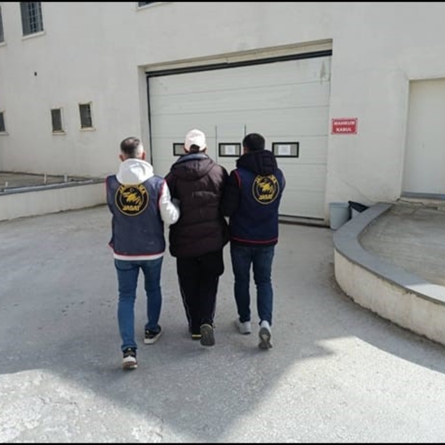 21 yıl hapis cezası bulunan dolandırıcı JASAT'tan kaçamadı
Dolandırıcılık s...