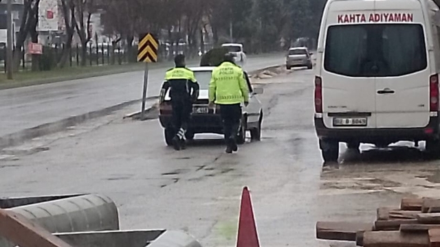 Yolda kalan araç sürücüsüne polislerden yardım