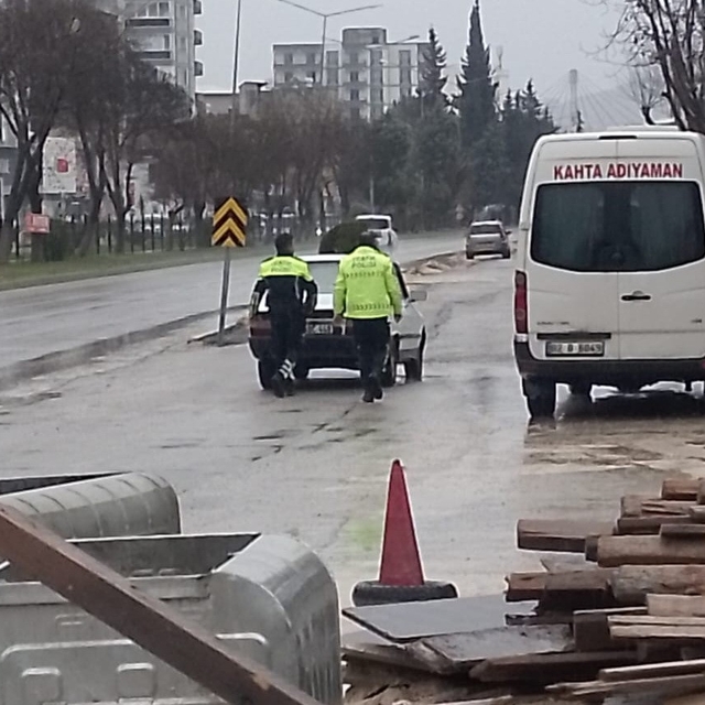 Yolda kalan araç sürücüsüne polislerden yardım