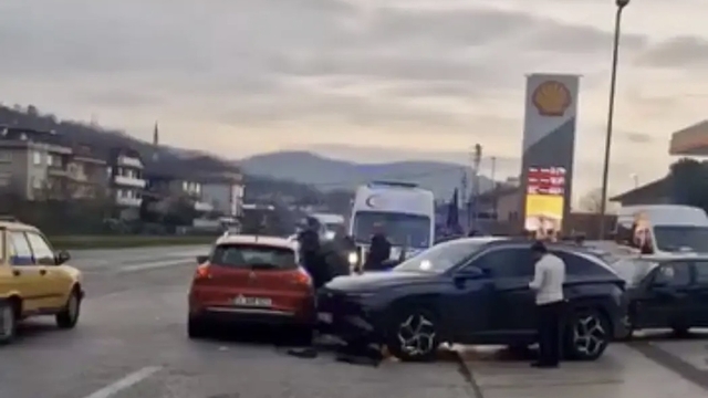 Bartın'da 3 aracın karıştığı kaza kamerada