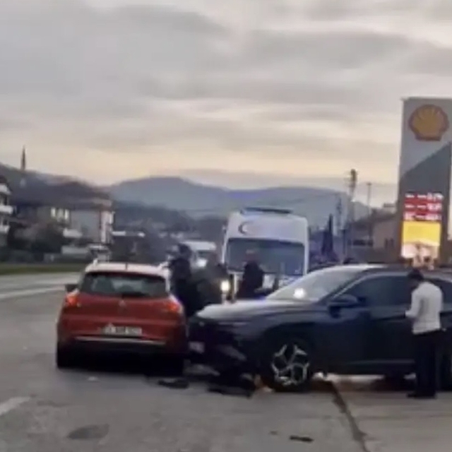 Bartın'da 3 aracın karıştığı kaza kamerada