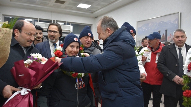 Meşaleler Dadaşların özel gururları için yandı