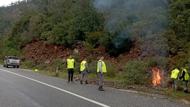Marmaris'te yangın sezonu öncesi temizlik çalışmaları sürüyor