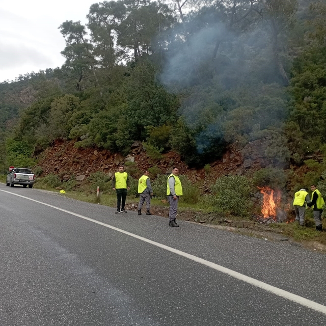 Marmaris'te yangın sezonu öncesi temizlik çalışmaları sürüyor