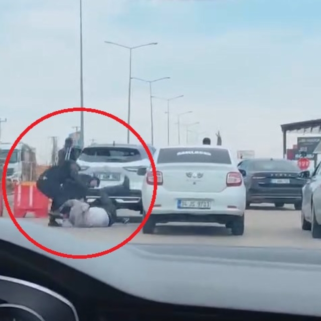 Diyarbakır'da trafikte yol verme kavgası kamerada