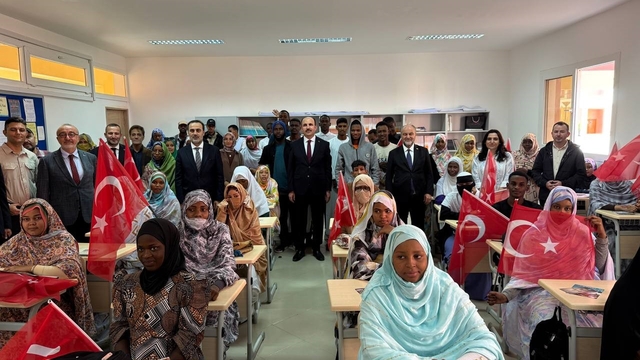 Moritanya'da Türkoloji okuyan Afrikalı öğrenciler UCLG Başkanı Altay'ı coşkuyla karşıladı