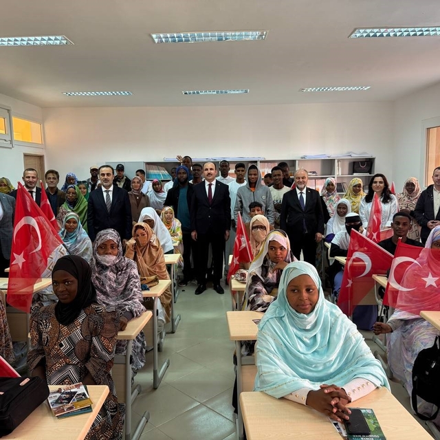 Moritanya'da Türkoloji okuyan Afrikalı öğrenciler UCLG Başkanı Altay'ı coşk...