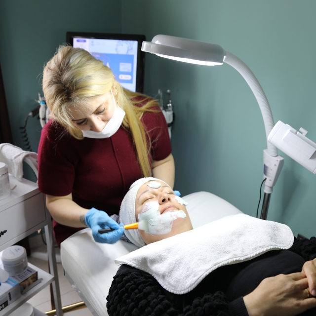 Marmaris'te kadın saha personeline ücretsiz cilt bakımı