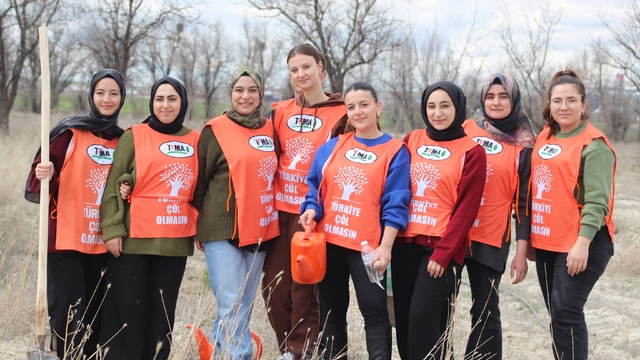 Karapınar'da erozyon sahasına fidan dikildi