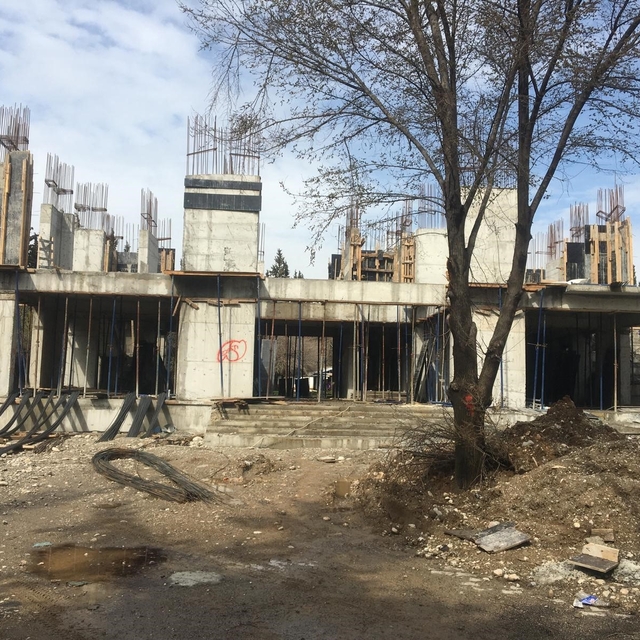 İnşaat işçisi yüksekten düşerek ağır yaralandı