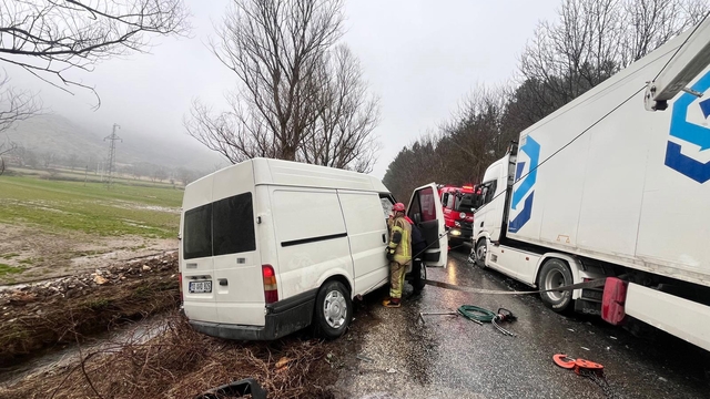 İzmir'de otomobil ile tır çarpıştı: 2 yaralı