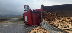 Tır devrildi: Bursa yolu ulaşıma kapandı