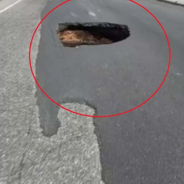 Diyarbakır'da çöken yolda 1 metrelik çukur oluştu, trafik kilitlendi