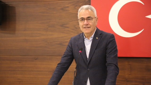 Özdemir: "İşletmeler finansmana erişimde sorun yaşıyor"
Kentte faaliyet gösteren kamu ve özel bankaların temsilcileriyle bir araya gelen Sivas Ticaret ve Sanayi Odası (STSO) Yönetim Kurulu Başkanı Zeki Özdemir, işletmelerin finansmana erişim konusunda ciddi sıkıntılar yaşadığını belirterek banka temsilcilerine sitemde bulundu