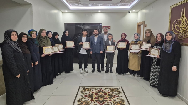 Sivas'ta 10 öğrenciye hafızlık belgesi verildi
Sivas İl Müftülüğüne bağlı Kur'an kursları ve Hafızlık Proje İmam Hatip okullarında eğitimlerini tamamlayan 10 öğrenci, düzenlenen törenle hafızlık belgelerini aldı