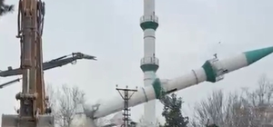 Malatya'da depremde hasar gören cami kontrollü şekilde yıkıldı