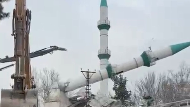 Malatya'da depremde hasar gören cami kontrollü şekilde yıkıldı