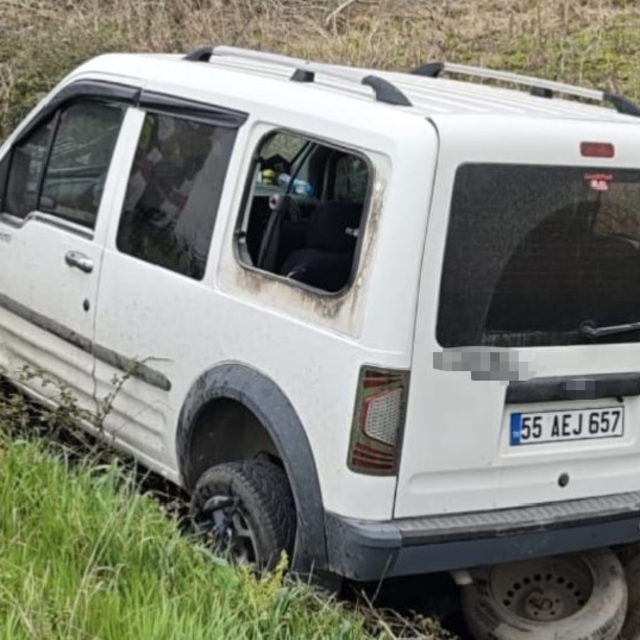 Bafra'da su kanalına düşen aracın sürücüsü yaralandı