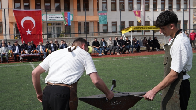 Bayburt'ta Nevruz coşkusu: Bayram ateşi yakıldı, örste demir dövüldü