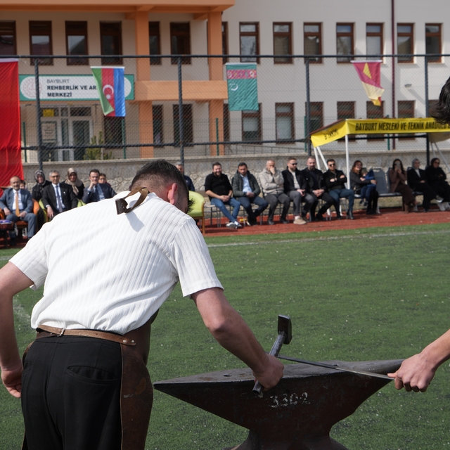 Bayburt'ta Nevruz coşkusu: Bayram ateşi yakıldı, örste demir dövüldü