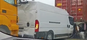 Eskişehir'de 4 aracın karıştığı zincirleme kazada 1 kişi yaralandı Önündeki kaza sebebiyle yavaşlayan minibüse arkadan tır çarptı