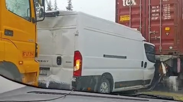 Eskişehir'de 4 aracın karıştığı zincirleme kazada 1 kişi yaralandı
Önündeki kaza sebebiyle yavaşlayan minibüse arkadan tır çarptı