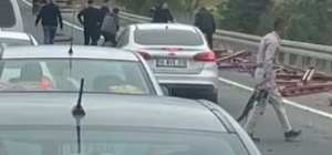 Tırda yüklü olan profil demirler yola savruldu, arkadaki araç zarar gördü