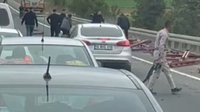 Tırda yüklü olan profil demirler yola savruldu, arkadaki araç zarar gördü