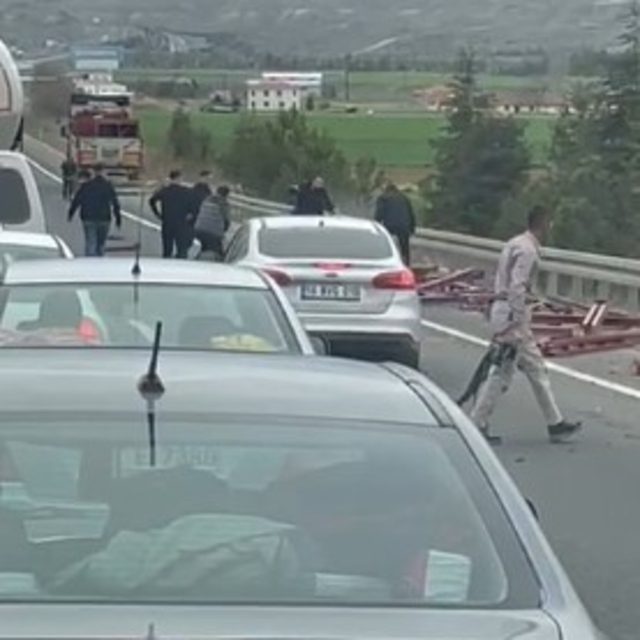 Tırda yüklü olan profil demirler yola savruldu, arkadaki araç zarar gördü