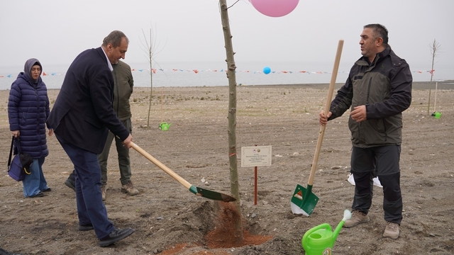 İznik'te fidanlar toprakla buluştu