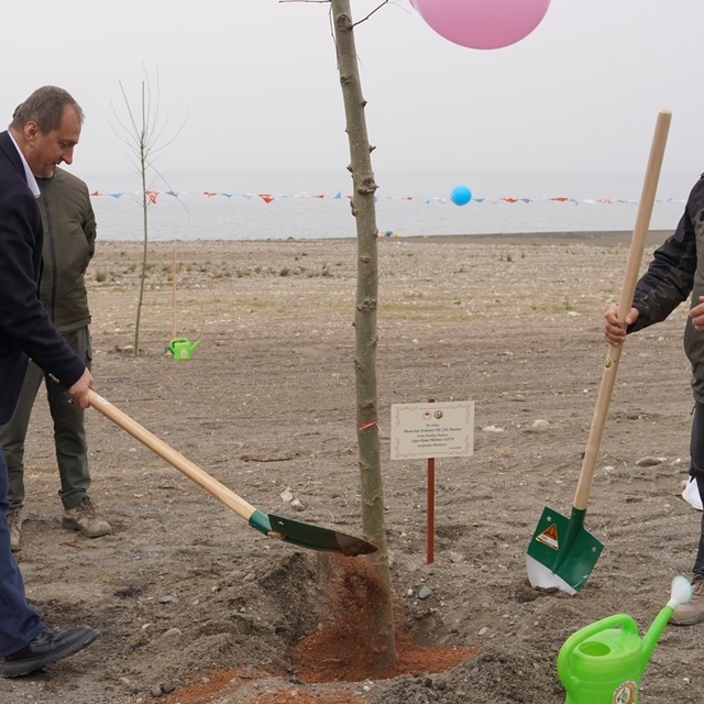 İznik'te fidanlar toprakla buluştu