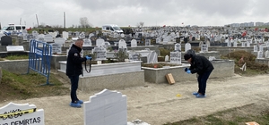 Mezarlıkta defin sırasında husumetlisini tabancayla yaraladı