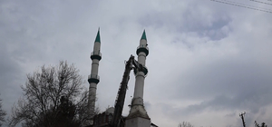 Depremde hasar alan 43 yıllık cami kontrollü şekilde yıkıldı