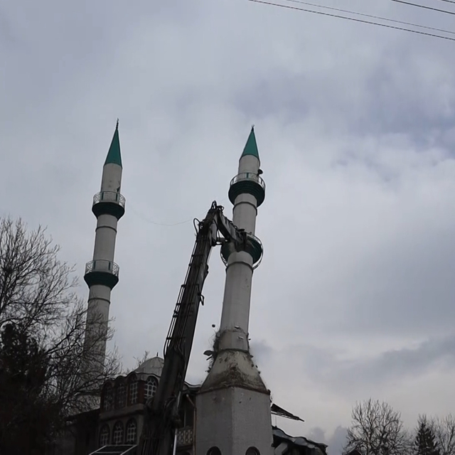Depremde hasar alan 43 yıllık cami kontrollü şekilde yıkıldı