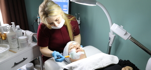 Marmaris'te belediyenin kadın saha personeline ücretsiz cilt bakımı