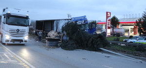 Freni boşalan TIR, 4 araca çarpıp elektrik direğini devirdi: 6 yaralı