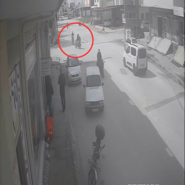 Adana'da iki motosiklet çarpıştı; 3 yaralı