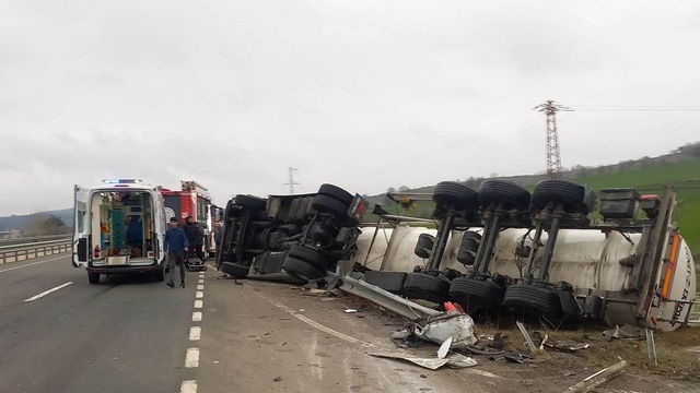 Tekirdağ'da devrilen tankerin sürücüsü öldü