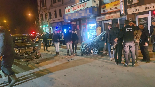 Elazığ'da otomobiller çarpıştı: 1'i ağır 3 yaralı