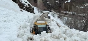 Bahçesaray'da yola çığ düştü