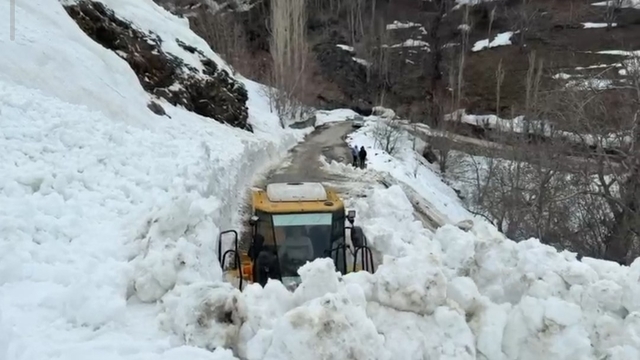 Bahçesaray'da yola çığ düştü