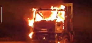 Van'da çöp kamyonu alev alev yandı