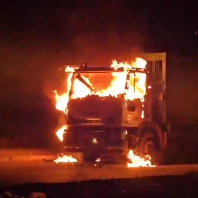 Van'da çöp kamyonu alev alev yandı