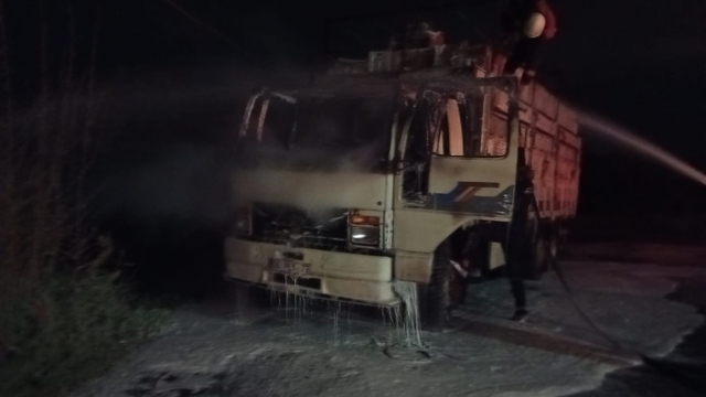 Kamyon alevlere teslim oldu