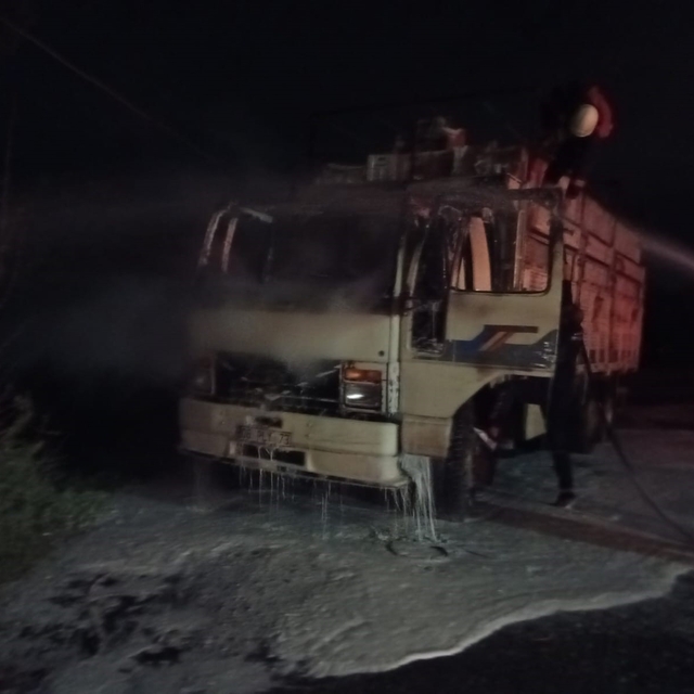 Kamyon alevlere teslim oldu